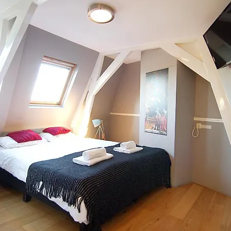 Ams Bed & Breakfast *